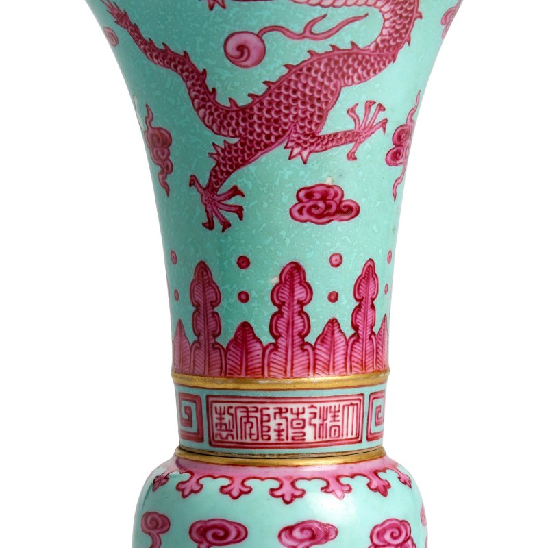 清乾隆 松石綠地胭脂紅彩雲龍紋花觚 | A RARE TURQUOISE-GROUND PUCE-ENAMELED 'DRAGON' ALTAR VASE, GU - 图13