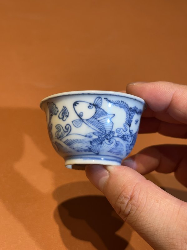 明万历 青花淡描鱼藻纹牛眼杯 - 图4