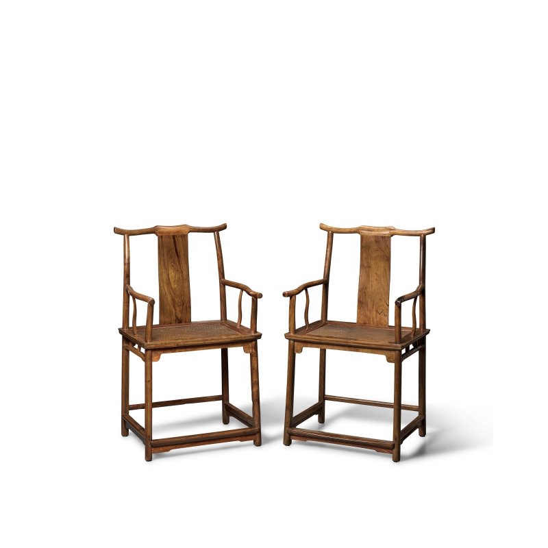 十九世紀 黃花梨四出頭官帽椅成對 | A PAIR OF HUANGHUALI YOKEBACK ARMCHAIRS, GUANMAOYI - 图6
