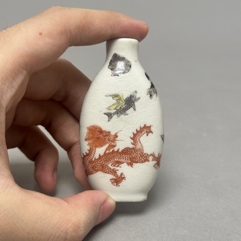 清晚期 粉彩轧道海八怪鼻烟壶 - 图2