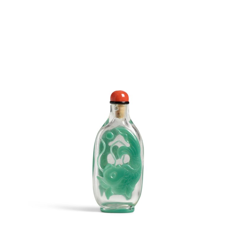 1820-1880 透明地套綠料雕鯉魚戲珠鼻煙壺一件 | A TRANSPARENT GLASS OVERLAY 'DOUBLE CARP' SNUFF BOTTLE - 图2