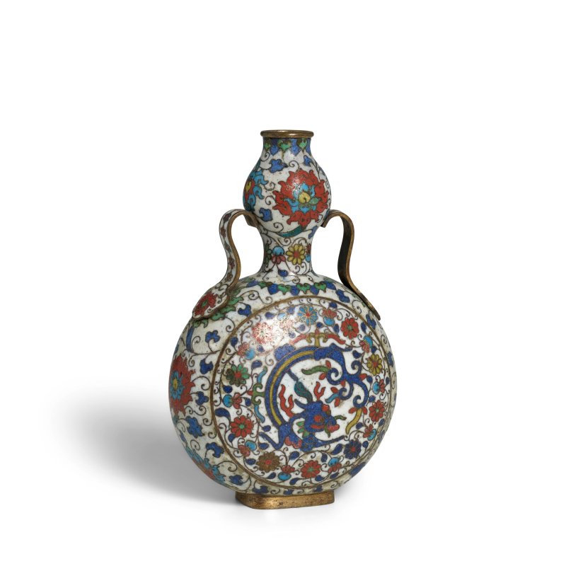 明晚期 掐絲琺瑯白地夔龍紋抱月瓶 | A RARE CLOISONNÉ ENAMEL WHITE-GROUND MOONFLASK - 图7
