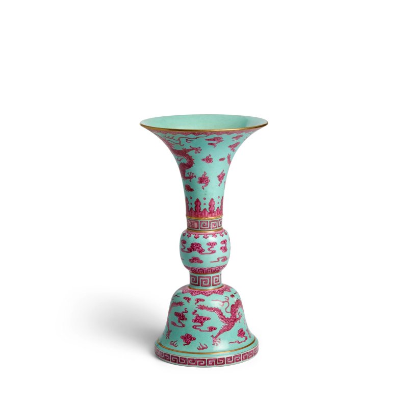 清乾隆 松石綠地胭脂紅彩雲龍紋花觚 | A RARE TURQUOISE-GROUND PUCE-ENAMELED 'DRAGON' ALTAR VASE, GU - 图14
