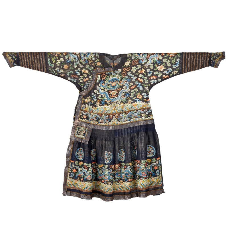 十九世紀 石青地納紗繡雲蝠龍紋朝袍 | A MIDNIGHT-BLUE EMBROIDERED GAUZE COURT ROBE, CHAO PAO - 图13