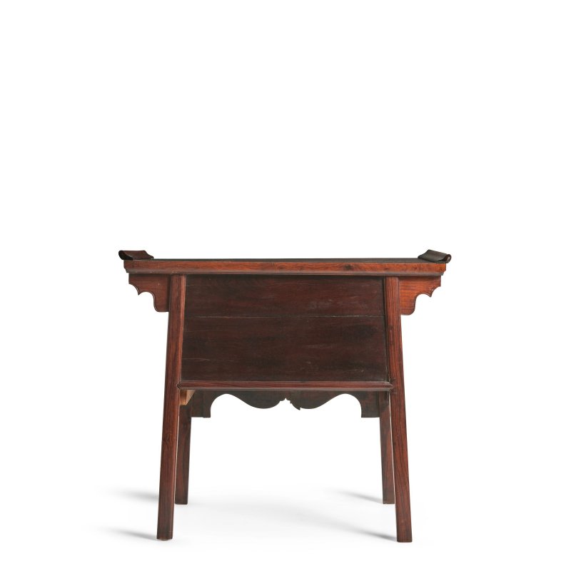 十八/十九世紀 黃花梨聯二悶戶櫥 | A HUANGHUALI TWO-DRAWER ALTAR COFFER - 图2