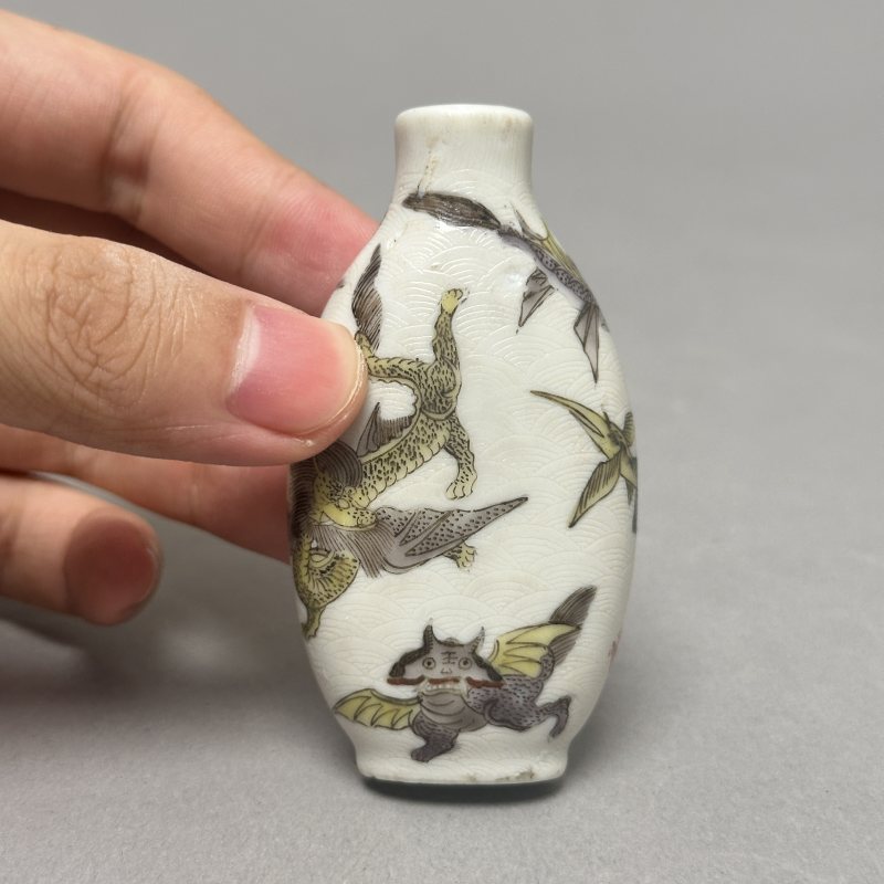 清晚期 粉彩轧道海八怪鼻烟壶 - 图3