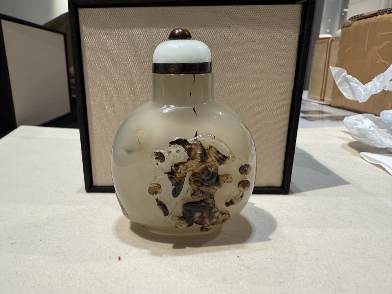 清 瑪瑙巧雕荷塘清趣圖鼻煙壺 - 图2