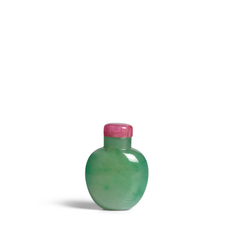 1820-1900 素面翡翠鼻煙壺一件 | AN EMERALD GREEN-FLECKED JADEITE SNUFF BOTTLE - 图4