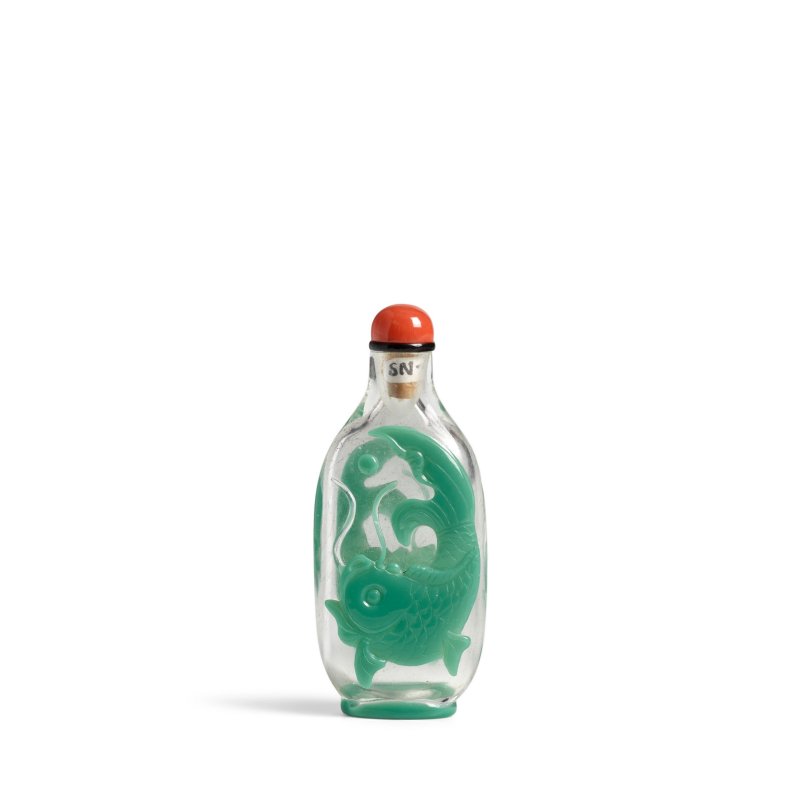 1820-1880 透明地套綠料雕鯉魚戲珠鼻煙壺一件 | A TRANSPARENT GLASS OVERLAY 'DOUBLE CARP' SNUFF BOTTLE - 图3