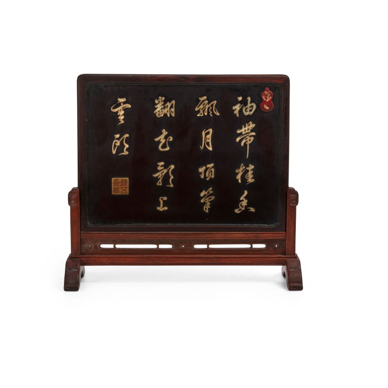 清乾隆 漆木嵌寳胡人貢象圖詩文插屏 紫檀框 後配紅木座 | A LACQUERED WOOD GEM-EMBELLISHED 'FOREIGNERS AND ELEPHANT' TABLE SCREEN - 图4