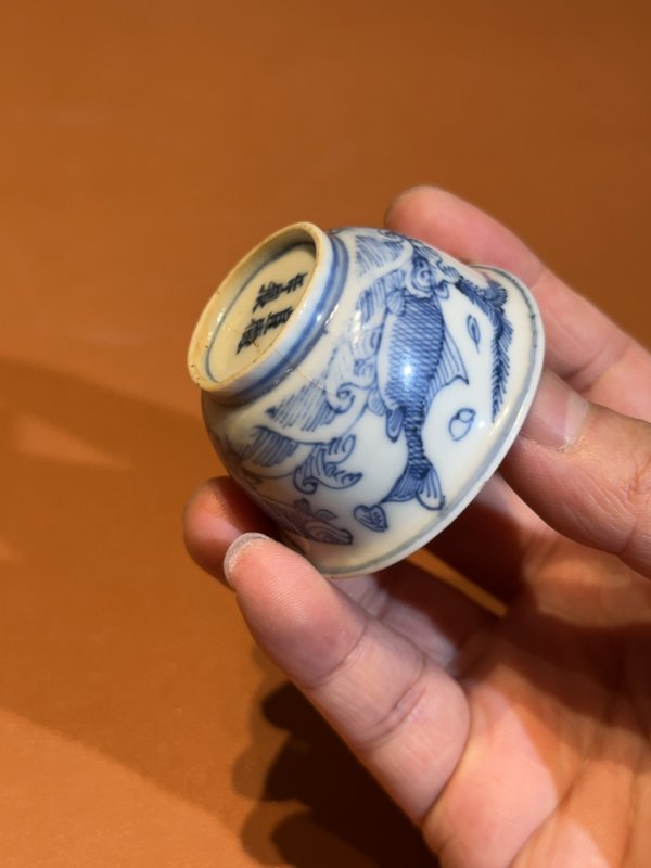 明万历 青花淡描鱼藻纹牛眼杯 - 图6