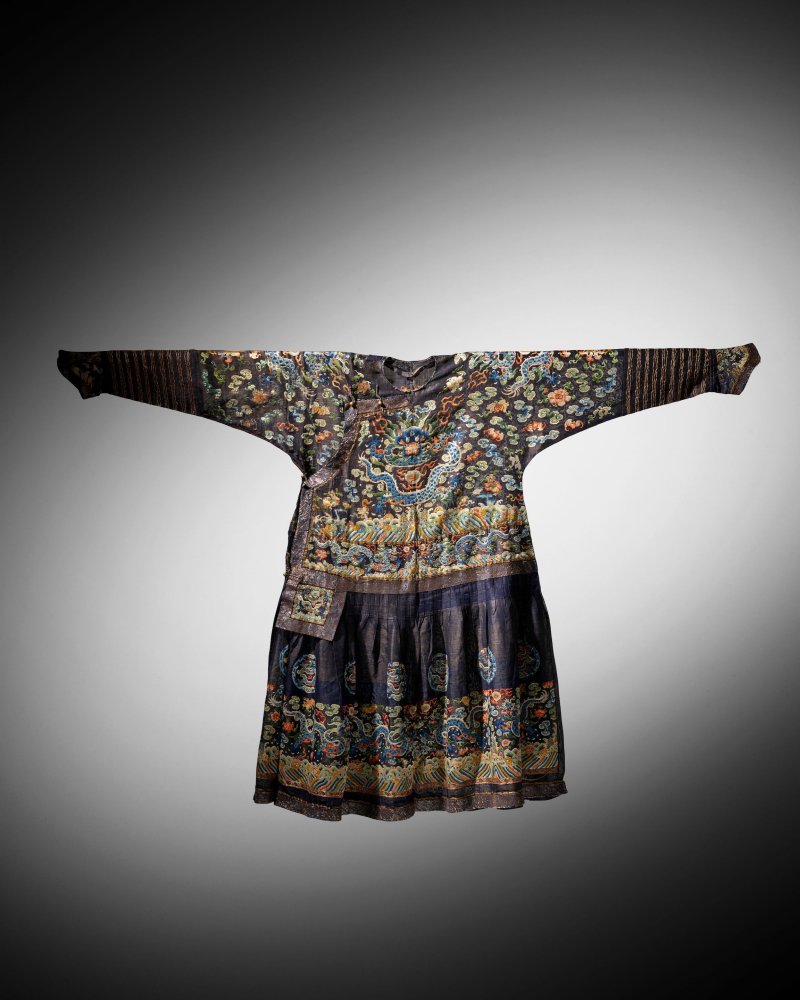 十九世紀 石青地納紗繡雲蝠龍紋朝袍 | A MIDNIGHT-BLUE EMBROIDERED GAUZE COURT ROBE, CHAO PAO - 图2