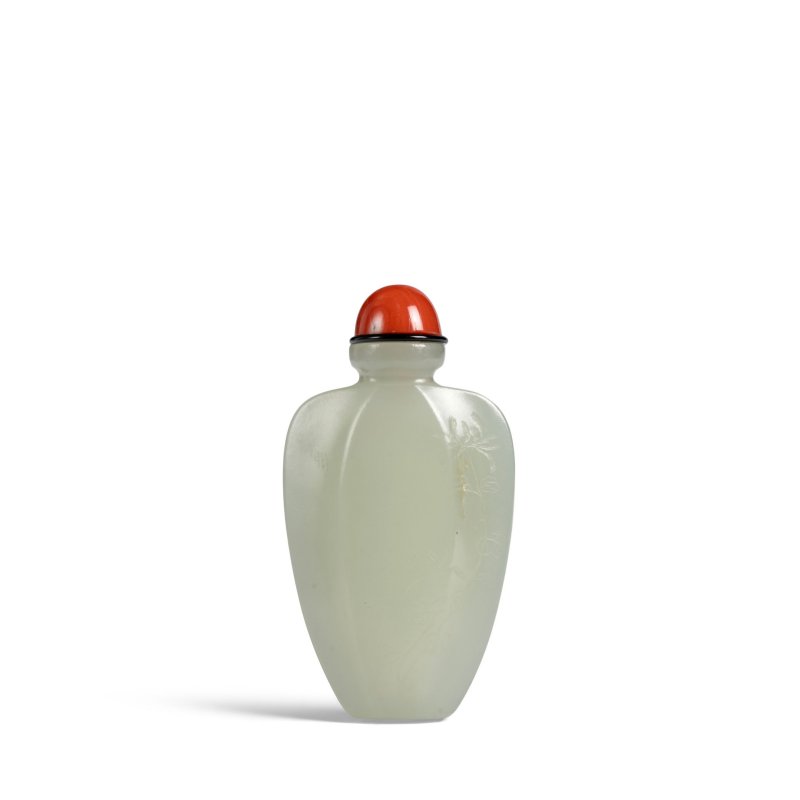 1740-1780 白玉雕菊花御題詩鼻煙壺一件 | AN EXTREMELY RARE INSCRIBED WHITE JADE SNUFF BOTTLE - 图4
