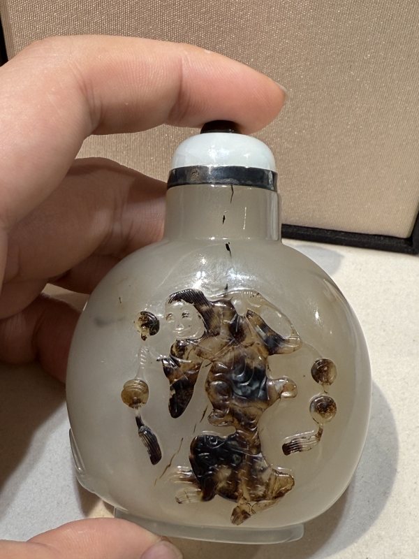 清 瑪瑙巧雕荷塘清趣圖鼻煙壺 - 图3