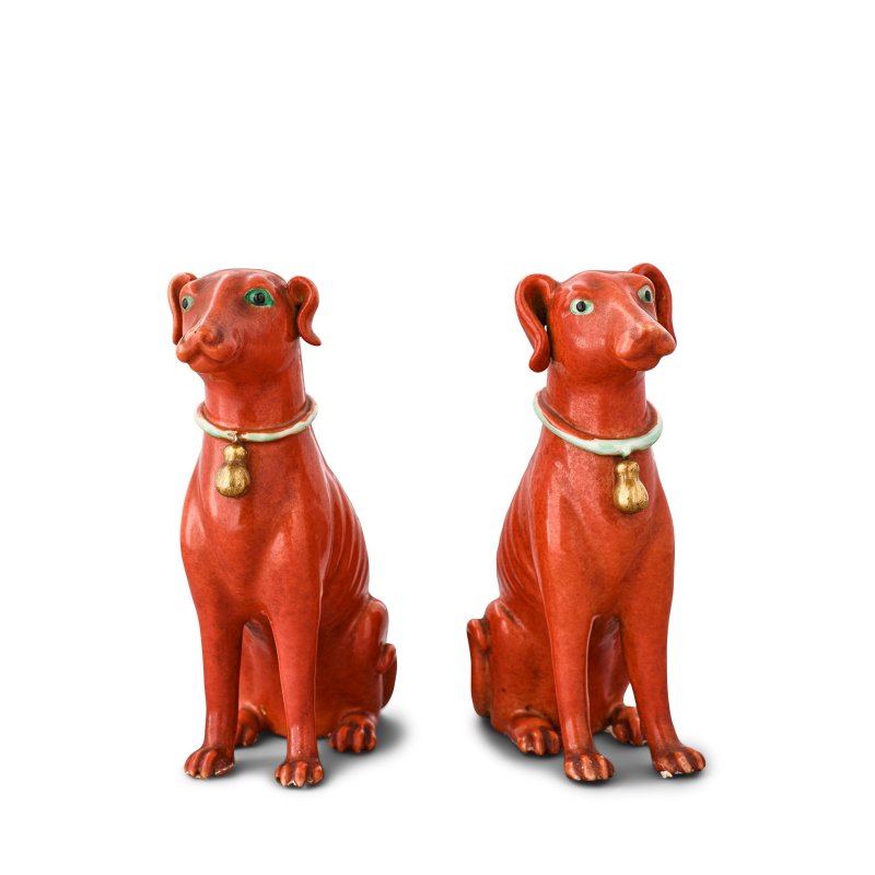 十八世紀/十九世紀初 粉彩坐犬擺件一對 | A PAIR OF FAMILLE-ROSE FIGURES OF HOUNDS - 图4