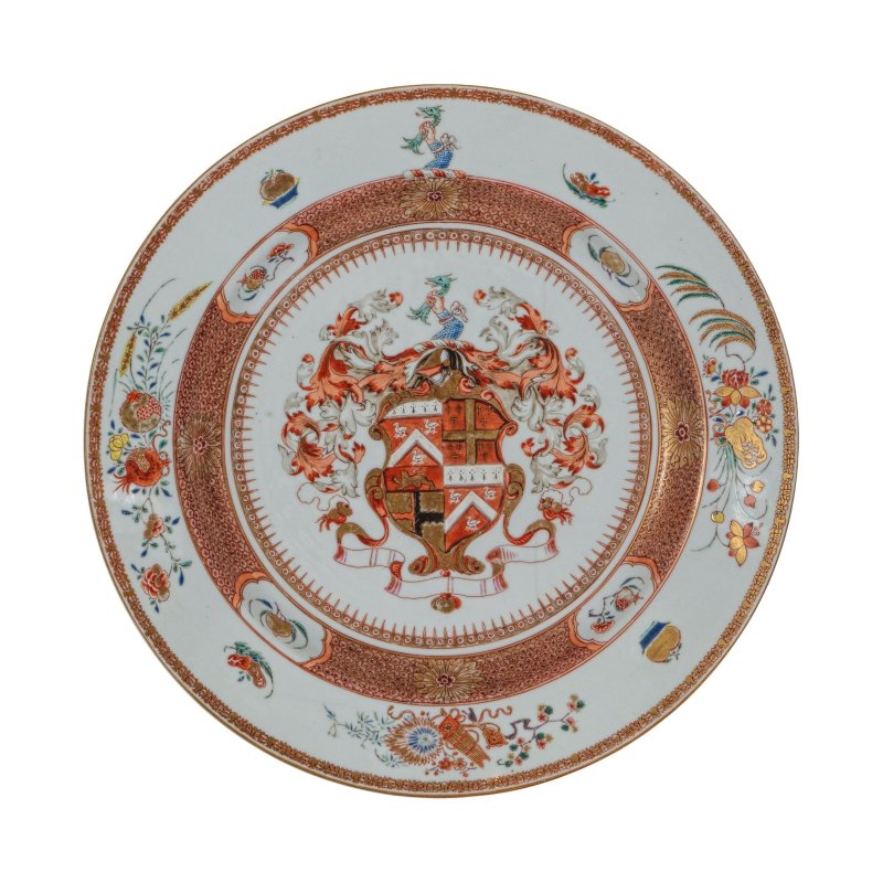 約 1720 年 描金粉彩徽章紋大盤 | A FAMILLE-ROSE ARMORIAL CHARGER - 图1