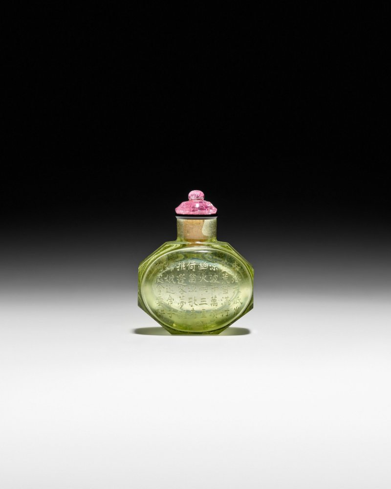 清乾隆 西湖水透色料詩文八棱鼻煙壺一件 | A RARE AND IMPORTANT FACETTED SMALL TRANSPARENT XI HU SHUI SNUFF BOTTLE