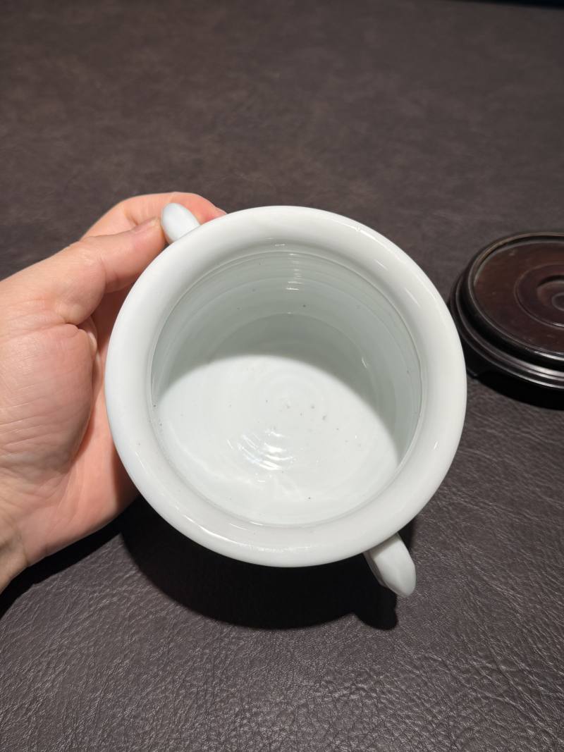 清中期 德化窑白釉暗刻夔龙纹香炉（木座、木盒） - 图9