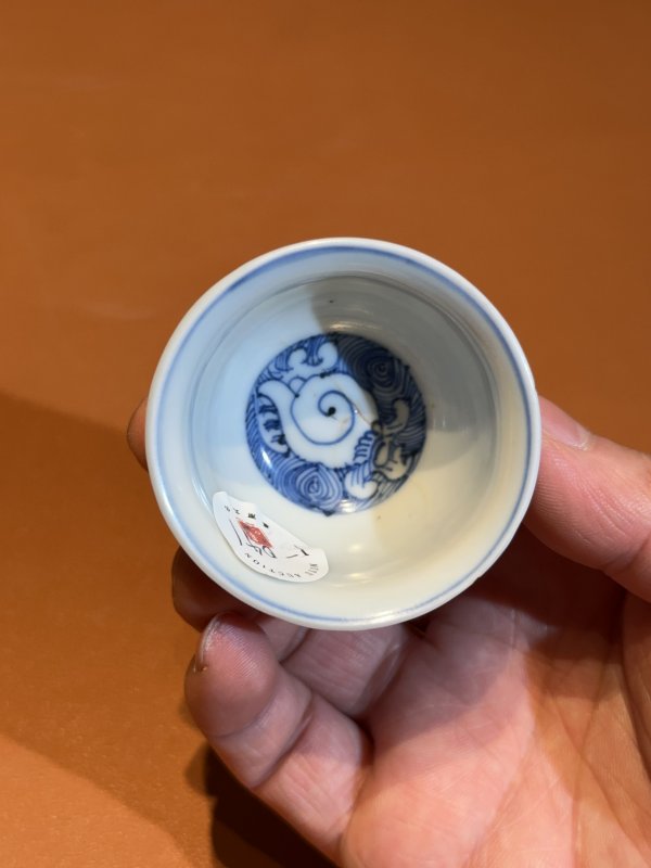 明万历 青花淡描鱼藻纹牛眼杯 - 图7