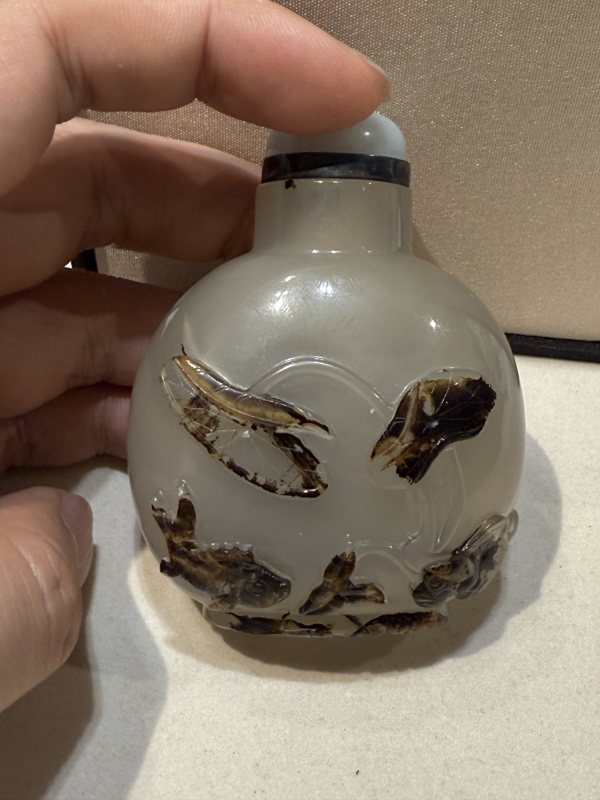 清 瑪瑙巧雕荷塘清趣圖鼻煙壺 - 图4