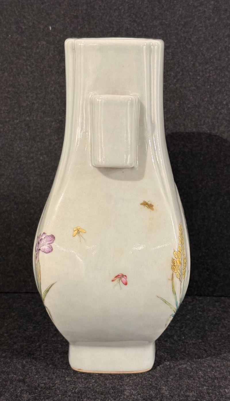 清 豆青釉粉彩花蝶紋貫耳瓶 - 图5