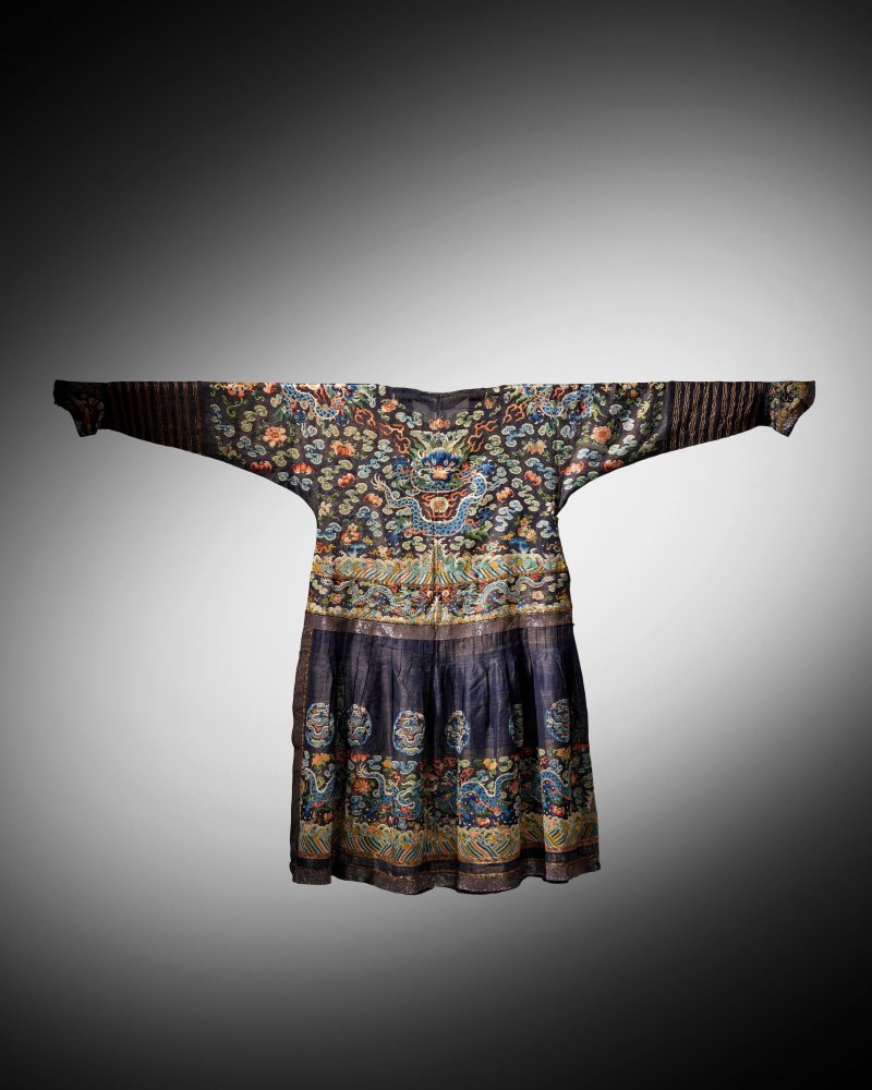 十九世紀 石青地納紗繡雲蝠龍紋朝袍 | A MIDNIGHT-BLUE EMBROIDERED GAUZE COURT ROBE, CHAO PAO - 图3