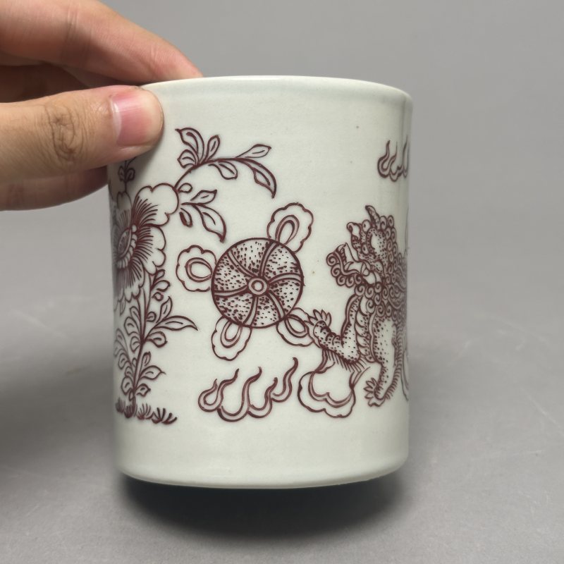 清中期 胭脂红釉狮纹笔筒 - 图2