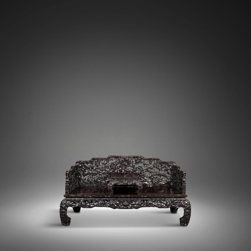 清十八/十九世紀 珍罕紫檀透雕荷塘紋羅漢床及炕桌 | A RARE AND SPLENDID ZITAN 'LOTUS' LUOHAN BED AND KANG TABLE - 图24