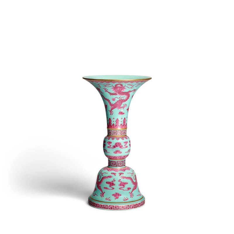 清乾隆 松石綠地胭脂紅彩雲龍紋花觚 | A RARE TURQUOISE-GROUND PUCE-ENAMELED 'DRAGON' ALTAR VASE, GU - 图17