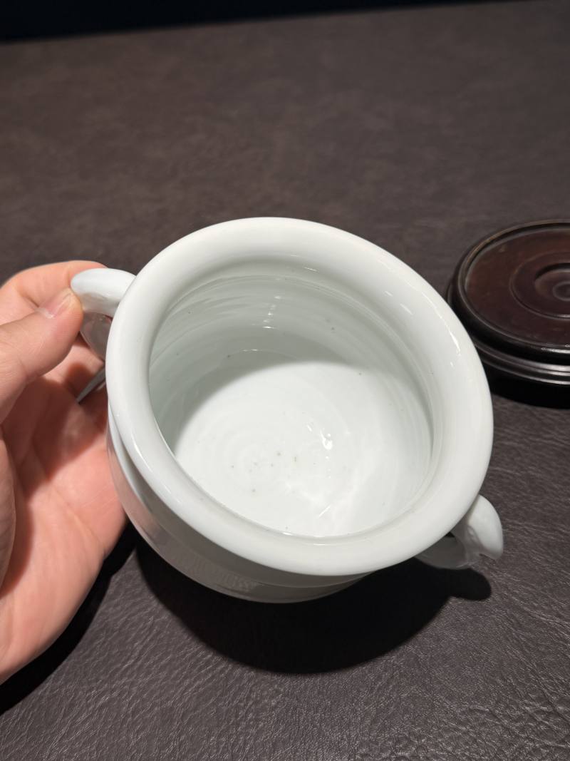 清中期 德化窑白釉暗刻夔龙纹香炉（木座、木盒） - 图10