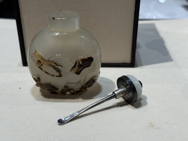 清 瑪瑙巧雕荷塘清趣圖鼻煙壺 - 图5