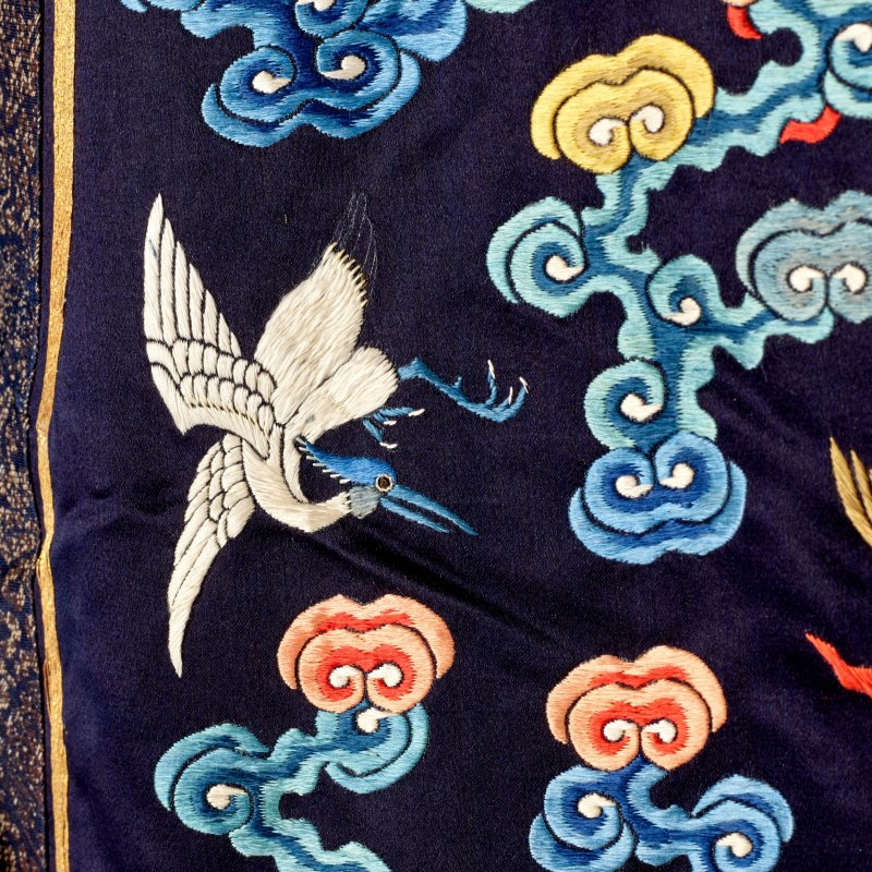 十九世紀 藏青地綉龍紋霞帔 | A SILK EMBROIDERED COURT VEST, XIAPEI - 图4