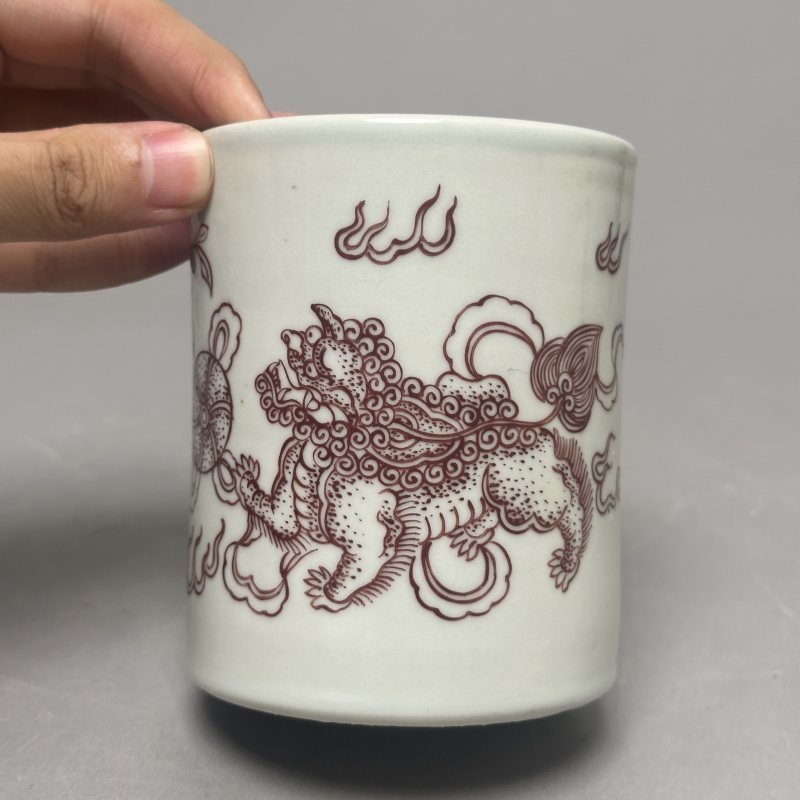 清中期 胭脂红釉狮纹笔筒 - 图3