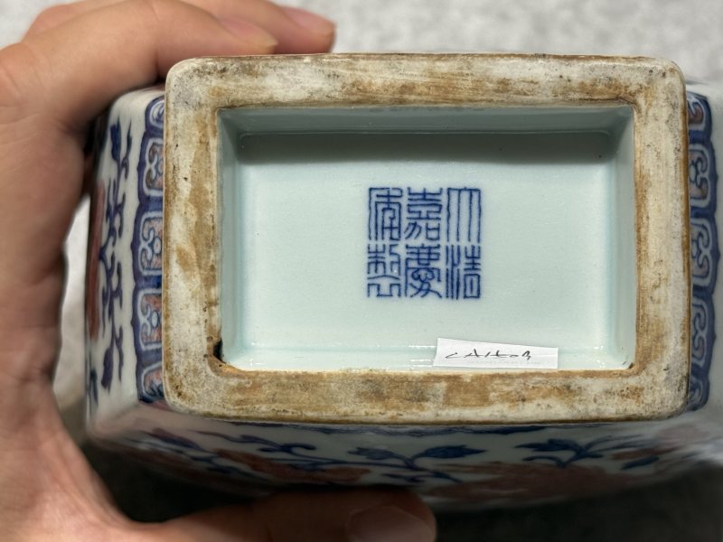 清嘉慶  青花釉裏紅龍鳳穿花紋方瓶 - 图7