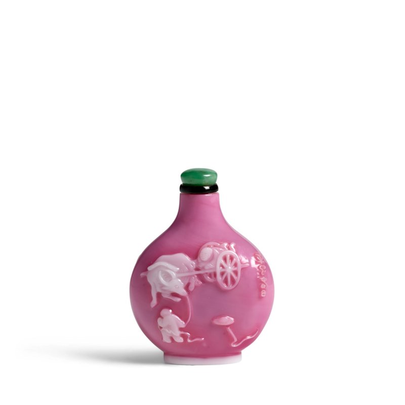 辛巳春日（1821年）李均亭 粉紅地套白料耕獵圖鼻烟壺 | A FINE AND RARE WHITE OVERLAY PINK GLASS 'OX AND CART' SNUFF BOTTLE - 图3