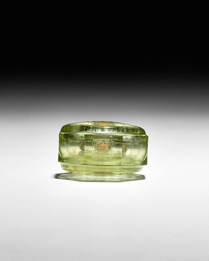 清乾隆 西湖水透色料詩文八棱鼻煙壺一件 | A RARE AND IMPORTANT FACETTED SMALL TRANSPARENT XI HU SHUI SNUFF BOTTLE - 图3