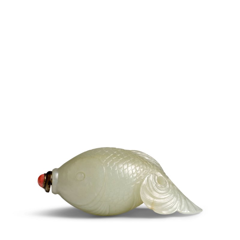清 白玉雕鯉魚形鼻煙壺一件 | AN IMPOSING WHITE JADE CARVED 'SWIMMING CARP' SNUFF BOTTLE