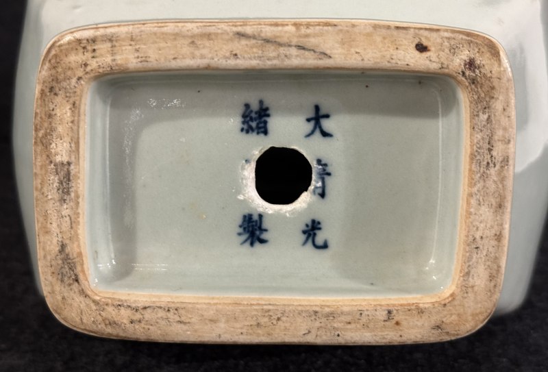 清 豆青釉粉彩花蝶紋貫耳瓶 - 图7
