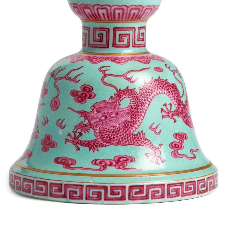 清乾隆 松石綠地胭脂紅彩雲龍紋花觚 | A RARE TURQUOISE-GROUND PUCE-ENAMELED 'DRAGON' ALTAR VASE, GU - 图11
