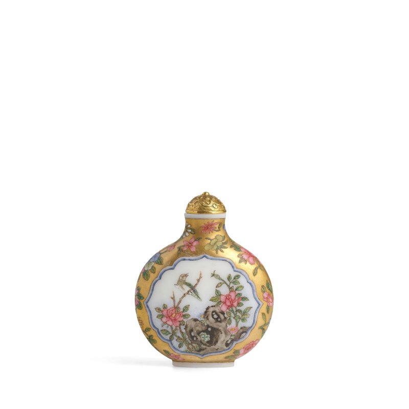 1930-1945 傳葉菶祺（活躍於 1930-1960） | A FAMILLE-ROSE 'BIRD AND FLOWER' ENAMELED GLASS SNUFF BOTTLE