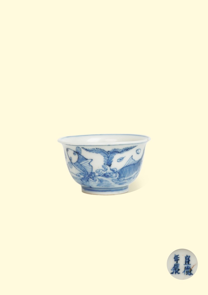 明万历 青花淡描鱼藻纹牛眼杯 - 图1
