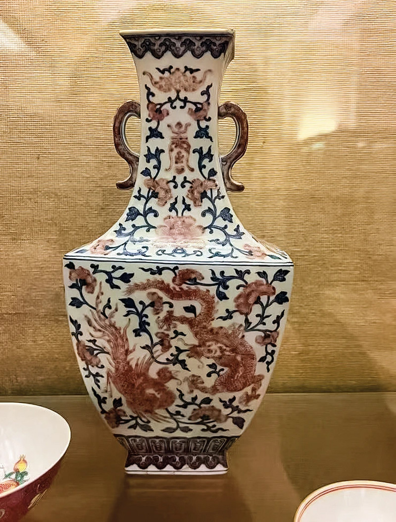 清嘉慶  青花釉裏紅龍鳳穿花紋方瓶 - 图8