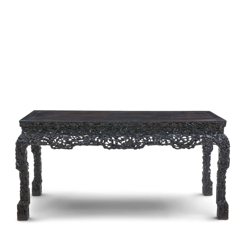 十九世紀 紅木有束腰三彎腿滿雕梅花紋供桌 | A CARVED HONGMU ALTAR TABLE - 图1