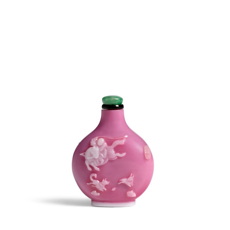 辛巳春日（1821年）李均亭 粉紅地套白料耕獵圖鼻烟壺 | A FINE AND RARE WHITE OVERLAY PINK GLASS 'OX AND CART' SNUFF BOTTLE - 图4