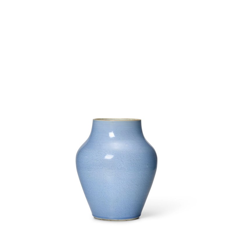 清順治 天藍釉暗刻花卉紋罐 | AN INCISED LAVENDER-GLAZED VASE - 图2