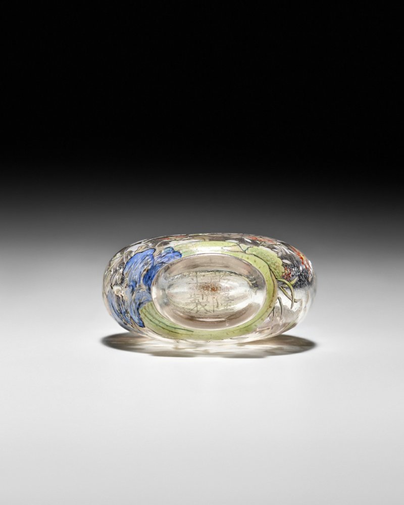 清乾隆 透明料胎畫琺瑯牡丹紋鼻煙壺一件 | A VERY RARE ENAMELED GLASS SNUFF BOTTLE - 图3