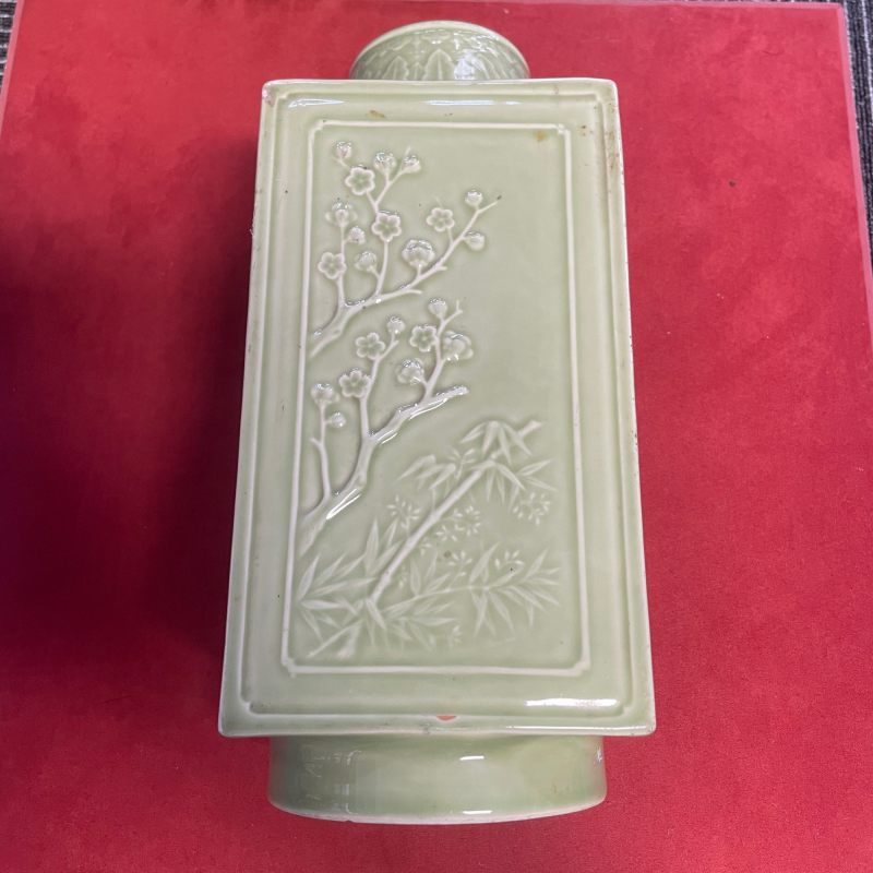 清光绪 青釉模印荷塘秋色图琮式瓶 - 图8