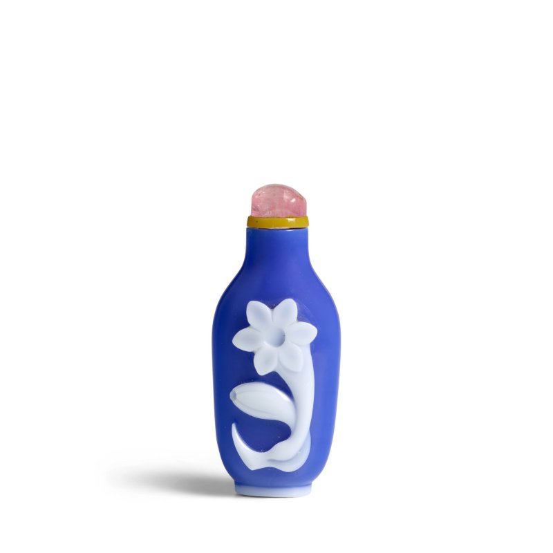 1820-1880 藍地套半透明白料龍膽花紋鼻煙壺一件 | A FINE AND RARE SEMI-OPAQUE WHITE OVERLAY BLUE GLASS 'GENTIAN' SNUFF BOTTLE