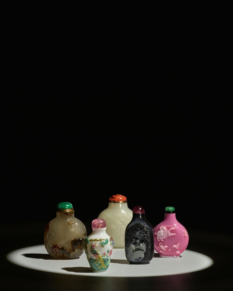 辛巳春日（1821年）李均亭 粉紅地套白料耕獵圖鼻烟壺 | A FINE AND RARE WHITE OVERLAY PINK GLASS 'OX AND CART' SNUFF BOTTLE - 图5