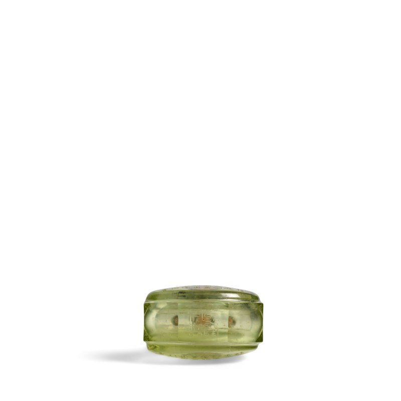 清乾隆 西湖水透色料詩文八棱鼻煙壺一件 | A RARE AND IMPORTANT FACETTED SMALL TRANSPARENT XI HU SHUI SNUFF BOTTLE - 图5